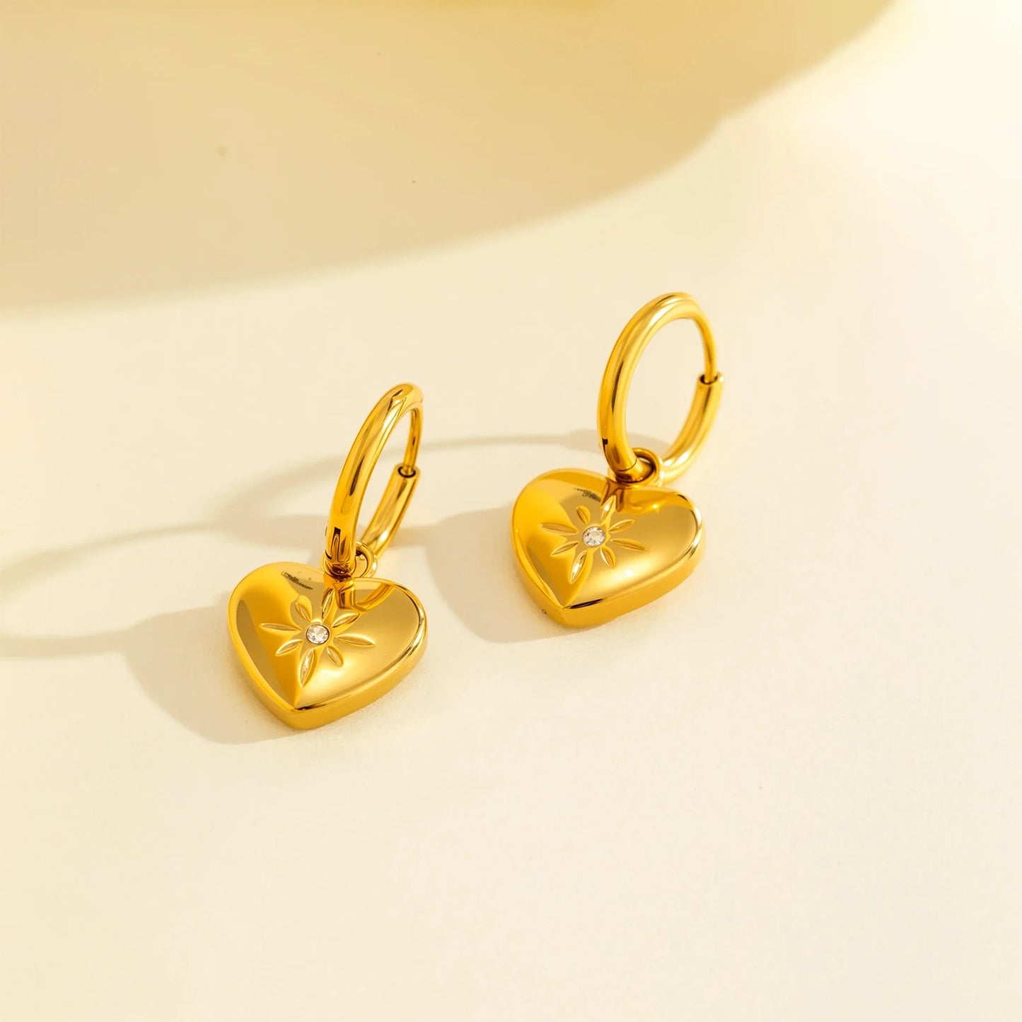 Brincos Clássicos Com Pingente de Coração 18K