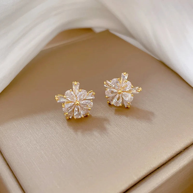 Conjunto de Joias - Colar com Pingente de Flor e Brincos Harmonizados