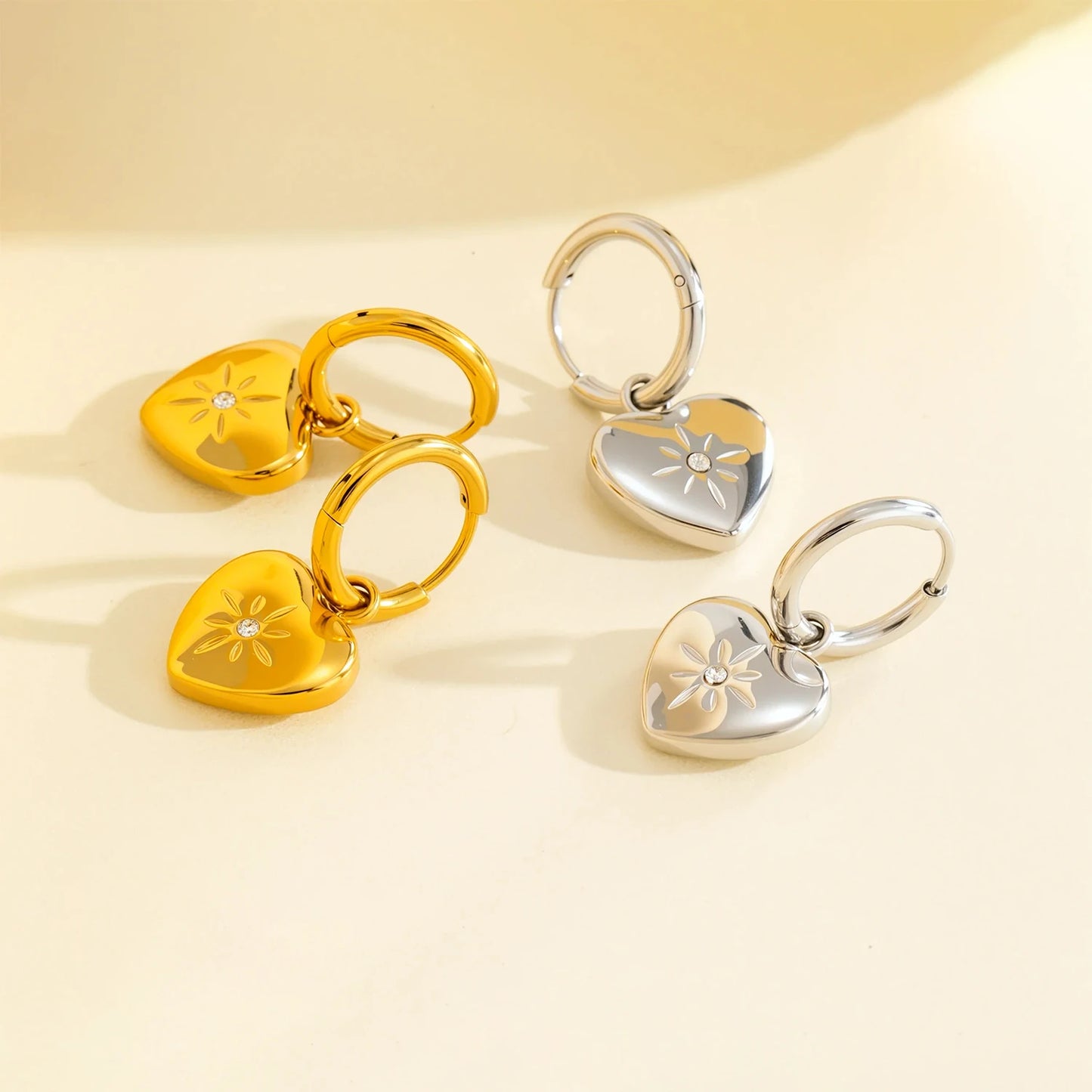 Brincos Clássicos Com Pingente de Coração 18K