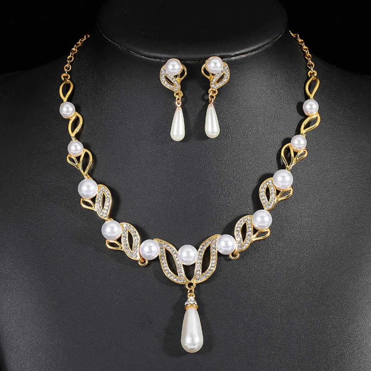 Conjunto Feminino Em Pérolas - Colar e Brincos